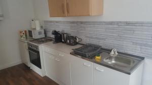 Kuchyň nebo kuchyňský kout v ubytování Ferienwohnung Südstrandkrabbe