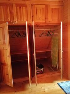 Łóżko lub łóżka piętrowe w pokoju w obiekcie PILGRIM domek gościnny w Gietrzwałdzie na Warmii