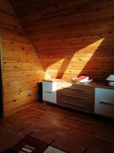Łóżko lub łóżka w pokoju w obiekcie PILGRIM domek gościnny w Gietrzwałdzie na Warmii