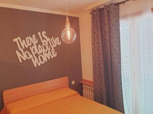 a bedroom with a bed and a sign that says there is no dark home at Estudio Vigo Centro Lux in Vigo