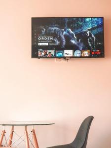 TV de pantalla plana colgada en la pared en Estudio Vigo Centro Lux, en Vigo