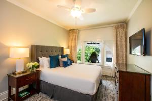 舊金山的住宿－舊金山大學俱樂部酒店，一间卧室设有一张大床和一个窗户。