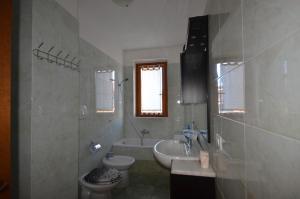 a bathroom with a sink and a toilet and a tub at SweetHome Fabio&Stefy in Guidonia