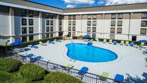 Vista de la piscina de Holiday Inn Express Memphis Medical Center - Midtown, an IHG Hotel o d'una piscina que hi ha a prop