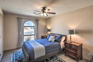um quarto com uma cama, uma ventoinha de tecto e uma janela em Homey Lake Havasu Abode An Ideal Boaters Getaway! em Lake Havasu City