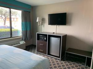 TV a/nebo společenská místnost v ubytování Travelodge by Wyndham San Antonio Downtown Northeast