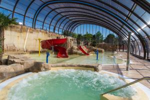 滨海阿热莱斯TOPSUN Argelès La Sirène 3 bedroom Max 4 adulte et 2 des ses enfants的一个带水滑梯和水滑梯的水上公园
