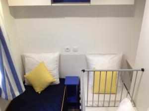 滨海阿热莱斯TOPSUN Argelès La Sirène 3 bedroom Max 4 adulte et 2 des ses enfants的双层床配有2个枕头和栏杆