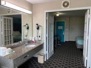 Koupelna v ubytování Travelodge by Wyndham San Antonio Downtown Northeast