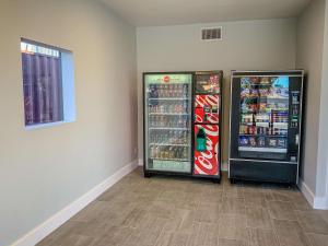 2 Kühlschränke befinden sich in einem Zimmer mit in der Unterkunft Studio 6 San Angelo, Tx in San Angelo