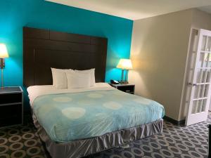 Postel nebo postele na pokoji v ubytování Travelodge by Wyndham San Antonio Downtown Northeast