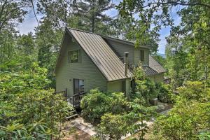 una casa verde en el bosque con árboles en Black Mountain Saddle Lodge - 17 Mi to Asheville en Black Mountain