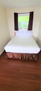 Postel nebo postele na pokoji v ubytování Blue Coast Inn & Suites