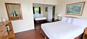 Postel nebo postele na pokoji v ubytování Blue Coast Inn & Suites