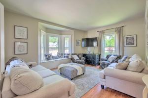 uma sala de estar com dois sofás e uma televisão em Bright Lake Winnipesaukee Home - Walk to Town em Wolfeboro