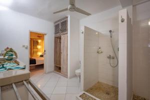 A bathroom at Villa Atas Lembongan