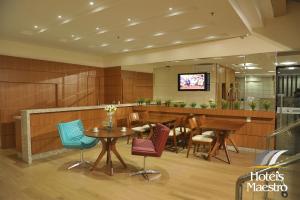 卡斯卡韋爾的住宿－Hotel Maestro Premium Cascavel，一间带桌椅的用餐室