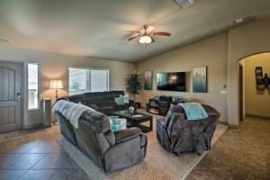sala de estar con 2 sofás y ventilador de techo en Lake Havasu Home with Pool, Hot Tub and Lake Views, en Lake Havasu City