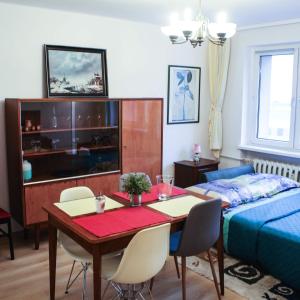 1 dormitorio y sala de estar con mesa y 1 cama. en Modern retro apartament Katowice, en Katowice