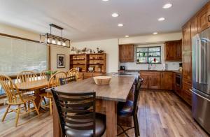 uma cozinha com uma grande mesa de madeira e cadeiras em Griffin Family Condominium 4 Bedroom condo em Estes Park