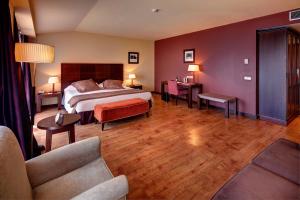 Postel nebo postele na pokoji v ubytování Gran Hotel Ciudad de Barbastro + 37 fotografií