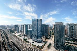 widok na miasto z wysokimi budynkami w obiekcie Wyndham Changsha South w mieście Changsha