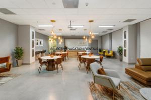 een wachtkamer met tafels en stoelen in een gebouw bij Miami Downtown Brickell Popular 4 BedRooms Bayview in Miami