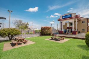 Κήπος έξω από το Americas Best Value Inn Tulsa I-44