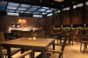 a restaurant with tables and chairs and a bar at WESTGATE Hotel in Taipei