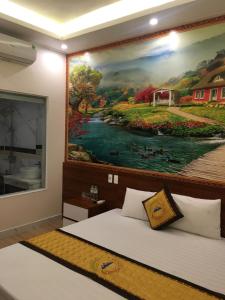 um quarto com uma grande pintura na parede em Thang Loi Tam Dao Hotel em Tam Dao