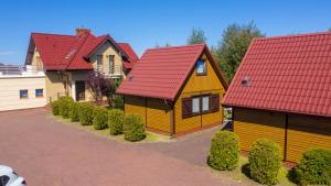 ブワディスワボボにあるDomki Letniskowe Ediの赤屋根の黄色・赤屋根の家