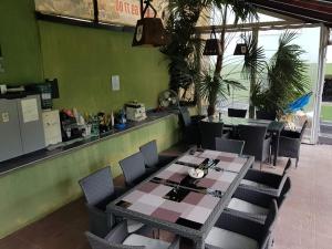 A restaurant or other place to eat at Aheloy Apartments