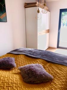 um quarto com duas almofadas felpudas numa cama em Sunset em Dziwnów