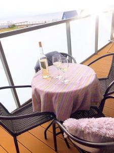 uma mesa com dois copos e uma garrafa de vinho em Sunset em Dziwnów