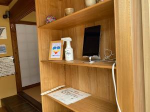 uma prateleira com um computador e um monitor em 美都リストワールホテル #Lw178 em Tuyama