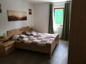 ein Schlafzimmer mit einem Bett mit einer karierten Decke in der Unterkunft Ferienwohnung Sültemeier 1 in Trebel