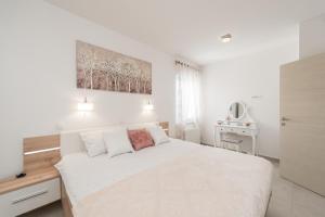 Postel nebo postele na pokoji v ubytování Villa Palmarosa + 37 fotografií