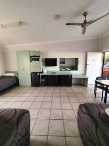 ein Wohnzimmer mit einem Sofa und einem Tisch in der Unterkunft Sunseeker Motel in Hervey Bay