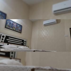 Zimmer mit einem Bett und einer Klimaanlage an der Wand in der Unterkunft Couple Friendly Hotel - Sunset in Orchha