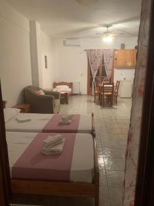 Кровать или кровати в номере ΑΡΜΟΝΙΑ ΣΤΟΥΝΤΙΟ