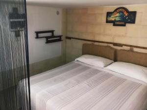 małą sypialnię z łóżkiem w pokoju w obiekcie Taberna di felisiano w mieście Torre Canne