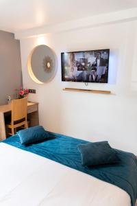 Postelja oz. postelje v sobi nastanitve Hôtel Bagatelle Paris Nord Roissy CDG