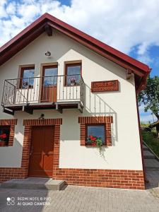 大比洛維采的住宿－Sklípek u Svobodů，带阳台和门廊的白色房屋