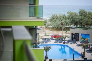 Πισίνα στο ή κοντά στο Sea la Vie 2BR Apt Spa n Pool Beach resort