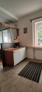 una cucina con bancone e una finestra in una stanza di Dorothy apartment near Budapest City Park a Budapest