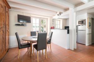a kitchen and dining room with a table and chairs at Appartement Fauvette in Saint-Martin-de-Ré