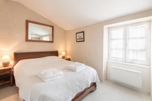 Un dormitorio con una cama con dos toallas encima. en Appartement Fauvette, en Saint-Martin-de-Ré