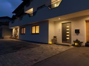 una casa con una puerta iluminada por la noche en Ferienwohnung Mario en Hippach