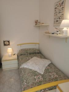 フォッローニカにあるSilver Sea Of Tuscanyの小さなベッドルーム(ベッド1台、ナイトスタンド付)
