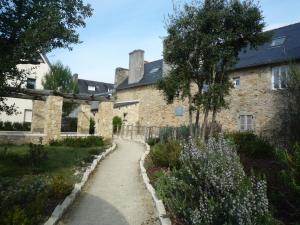 a stone building with a path in front of it at Appartement Hypercentre Quimper in Quimper